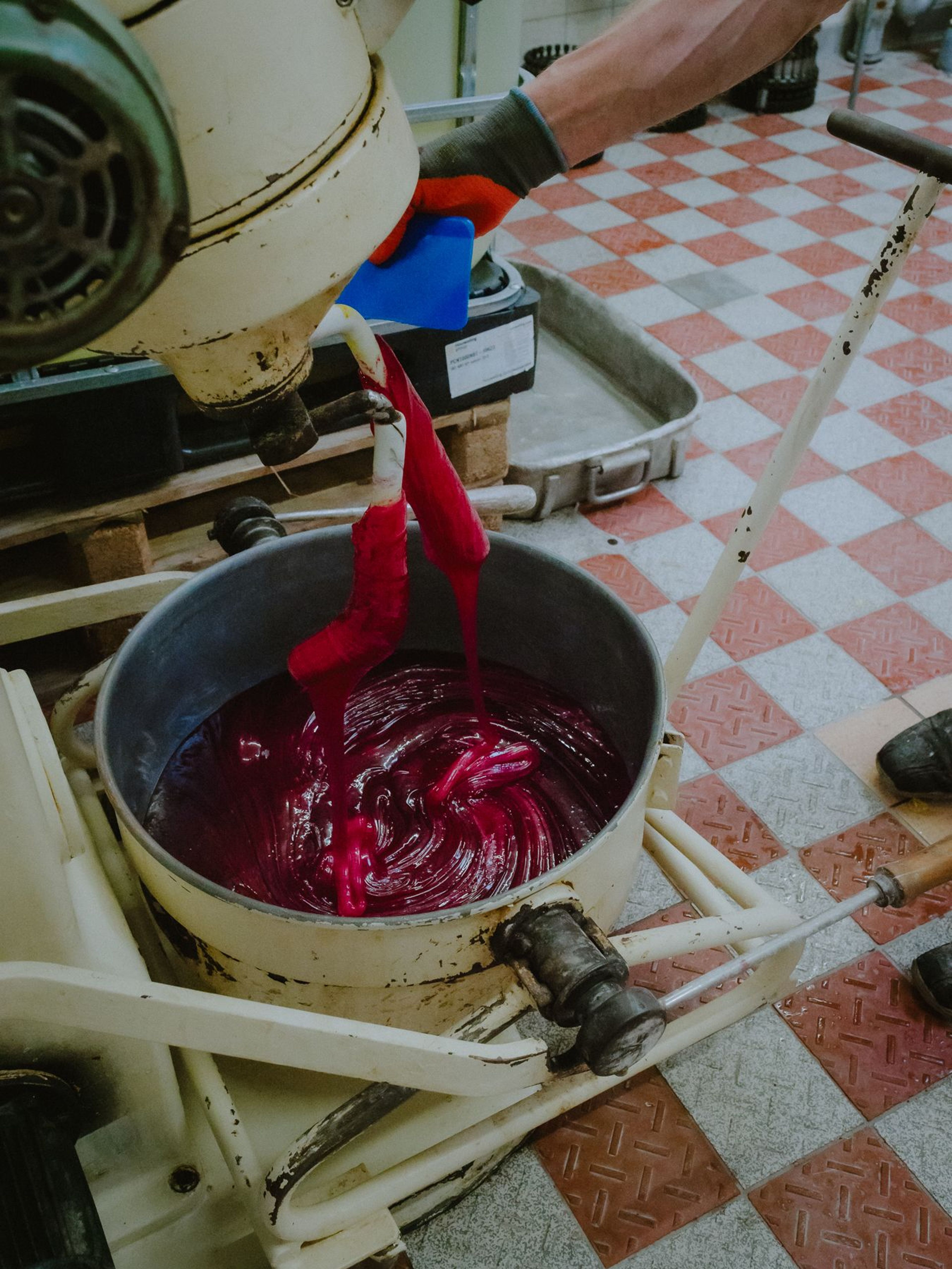 Bonbonmasse wird im Vakuumkessel nach Apotheker-Rezeptur gekocht