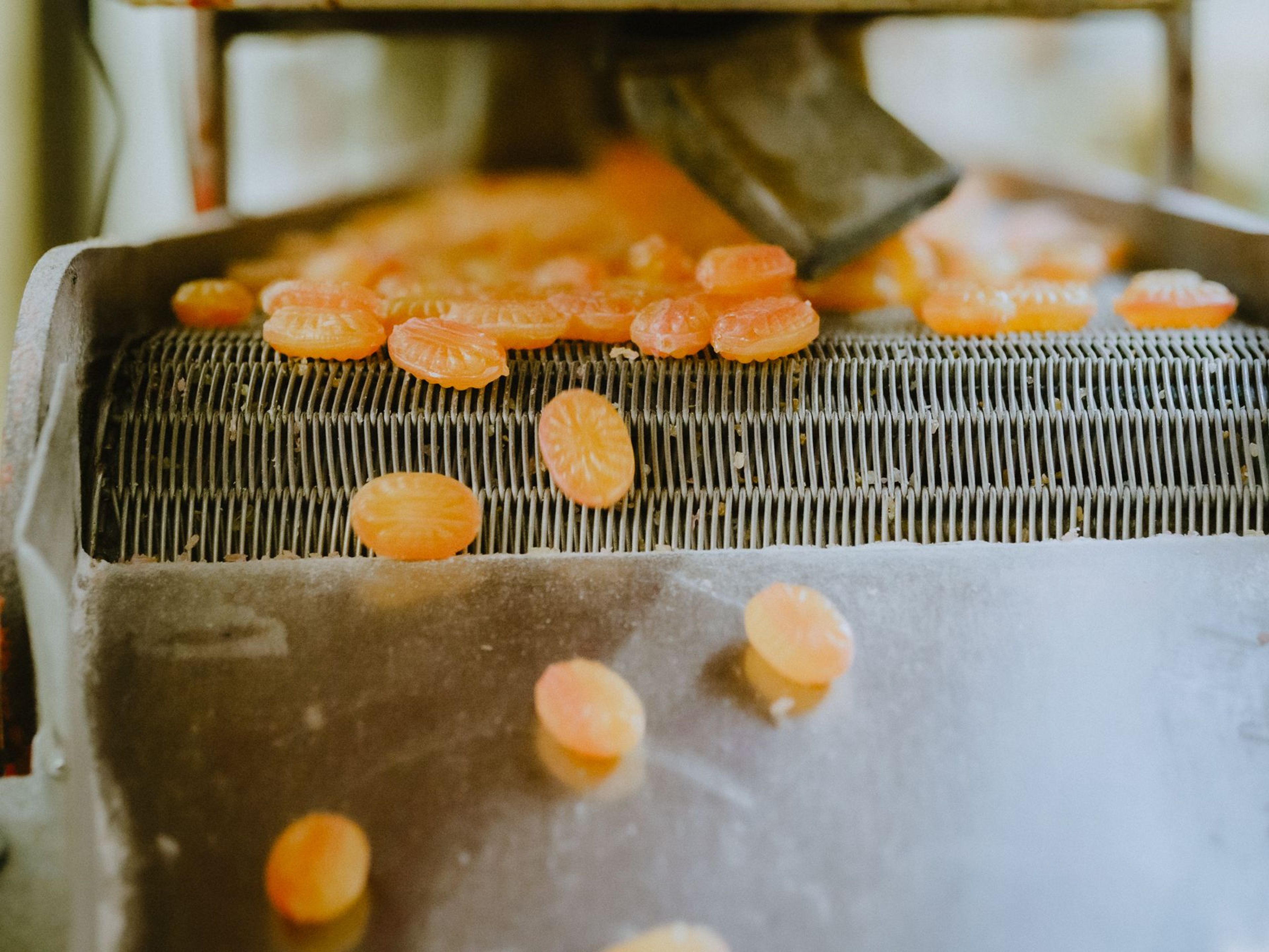 Bonbons werden einzeln durch historische Prägeeisen gestempelt
