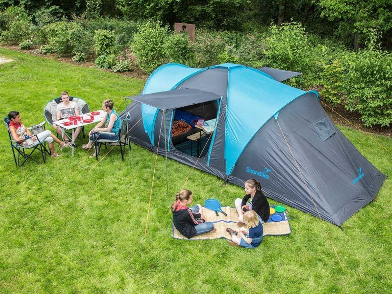 Scenic Familie beim Campen vor 6 Personen Zelt Skandika Hammerfest 6 Sleeper Protect