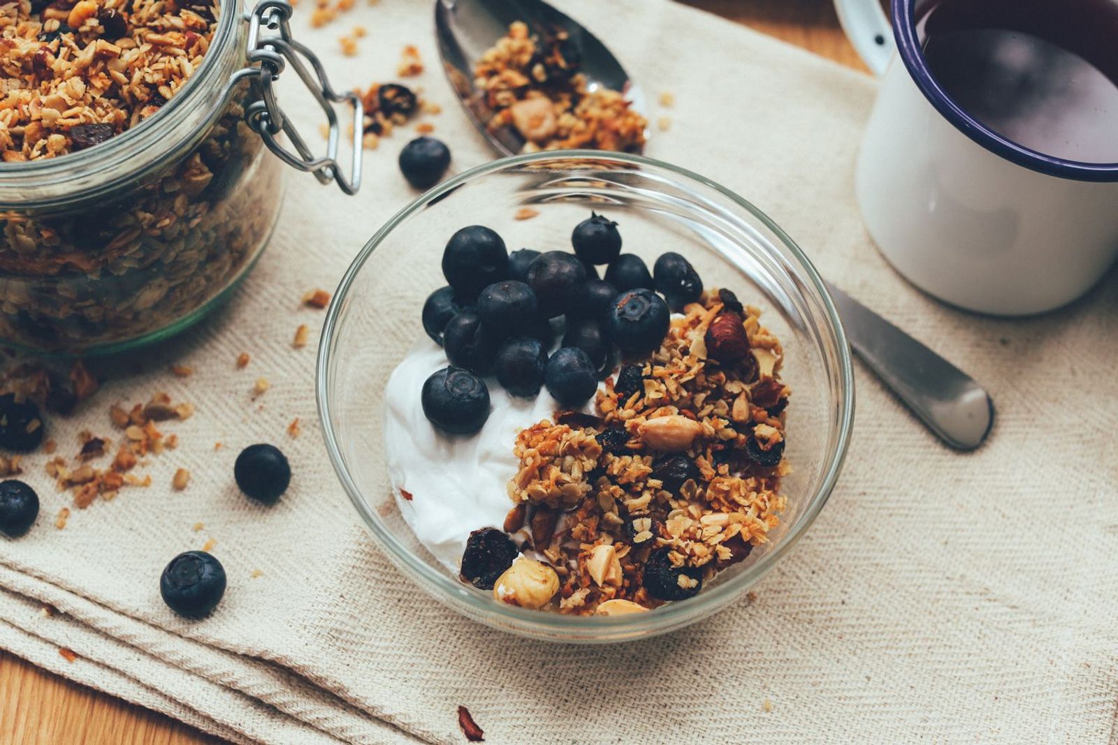 Müslischale mit Heidelbeeren und Joghurt als Topping