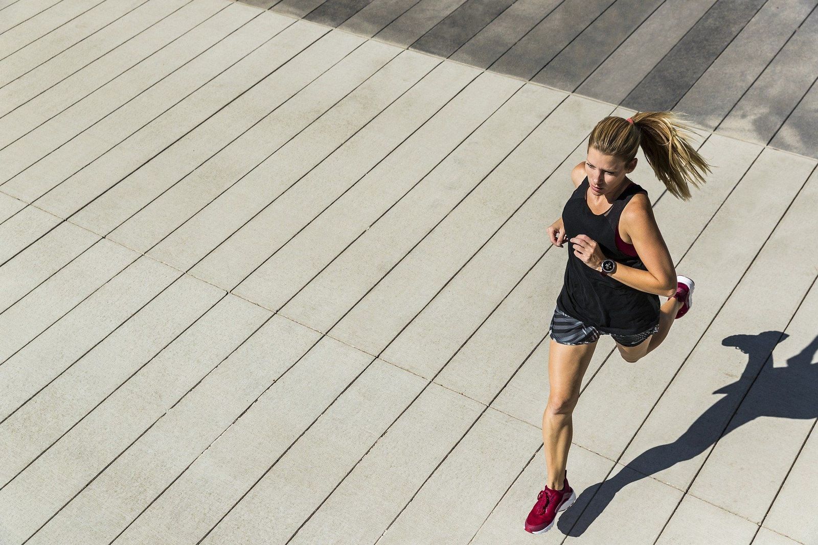 Frau beim Sprint im Sonnenschein