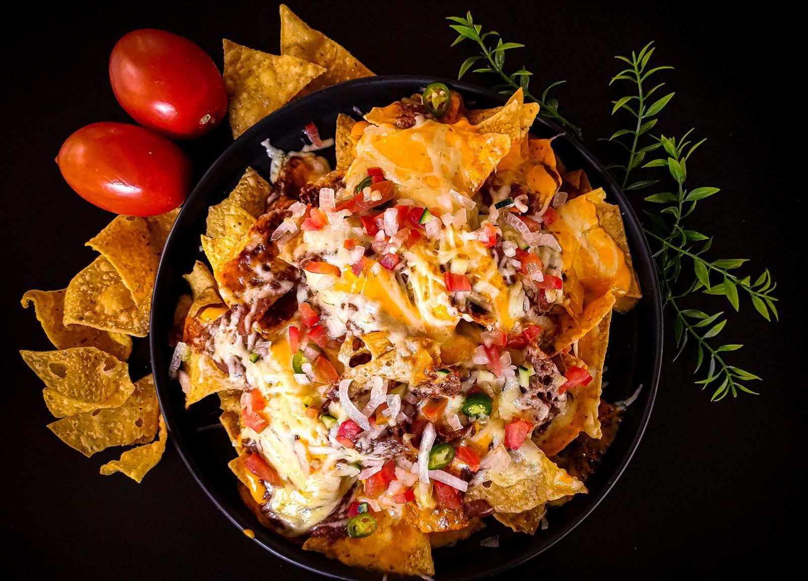 Nacho Auflauf aus dem Feuertopf mit Käse überbacken