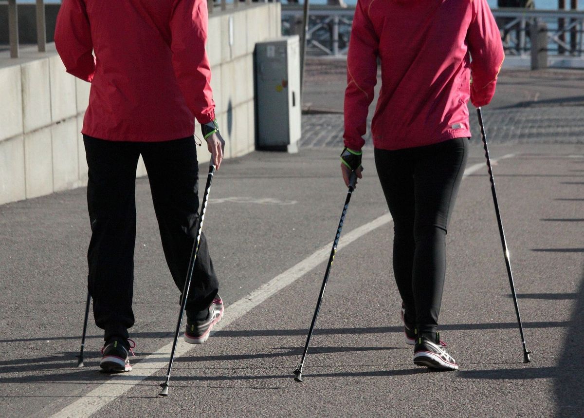 Zwei Personen beim Nordic Walking