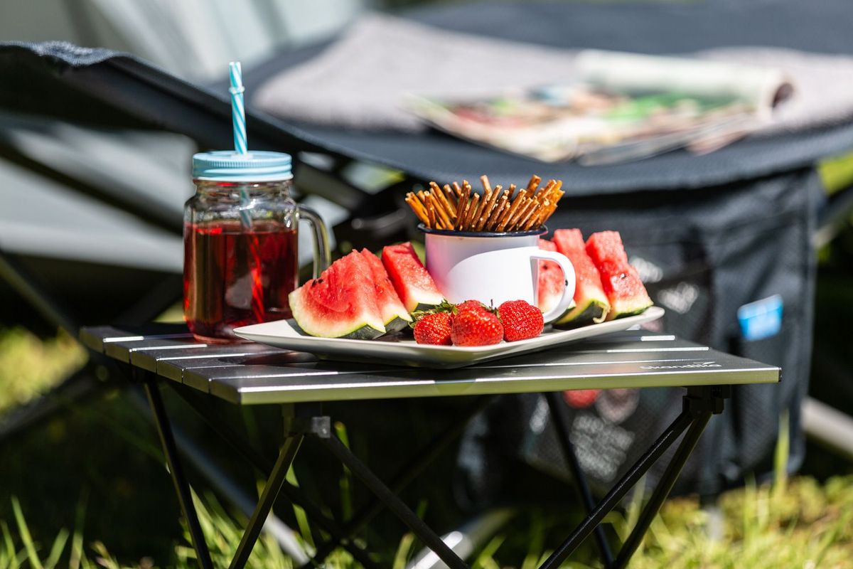 Skandika Ruka Tisch mit Obst und Getränk