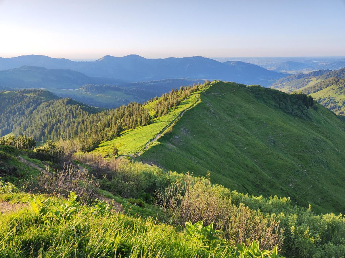 Ausblick vom Riedbergerhorn auf die umliegende Landschaft bei Sonnenuntergang