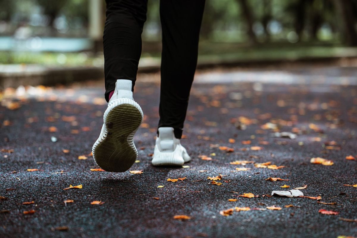 Beine eines Joggers im Park