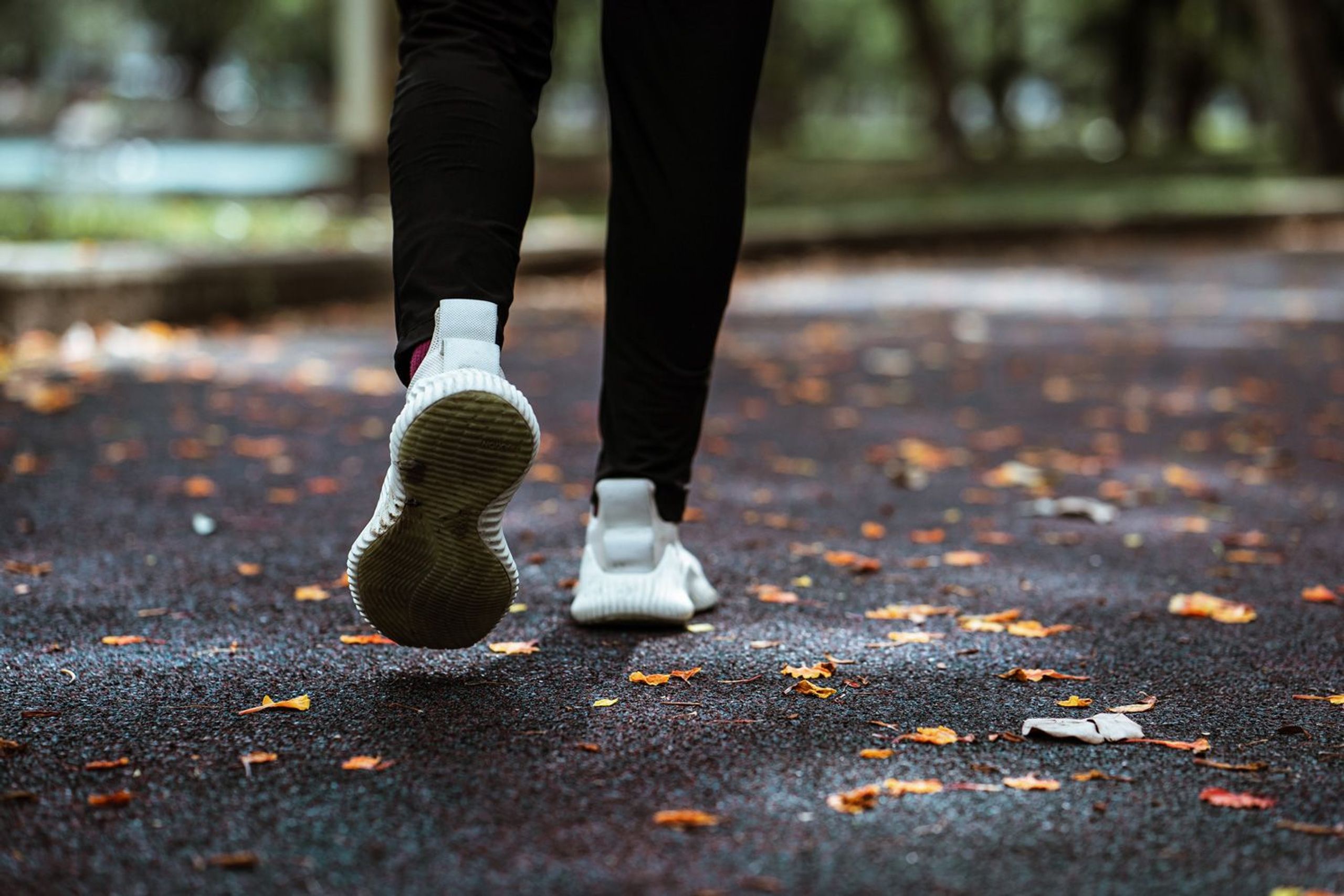 Beine eines Joggers im Park