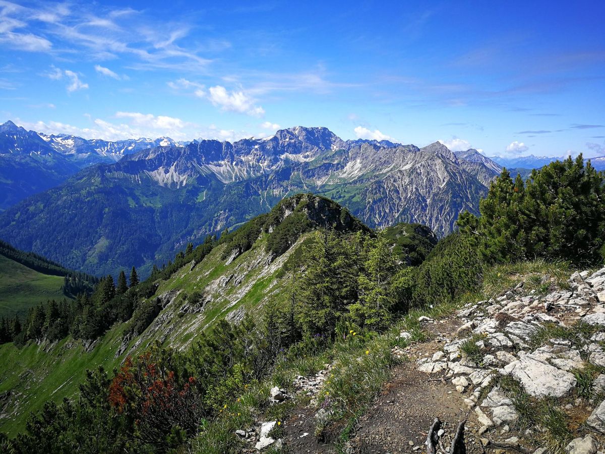 Ausblick vom Islere auf umliegende Berge