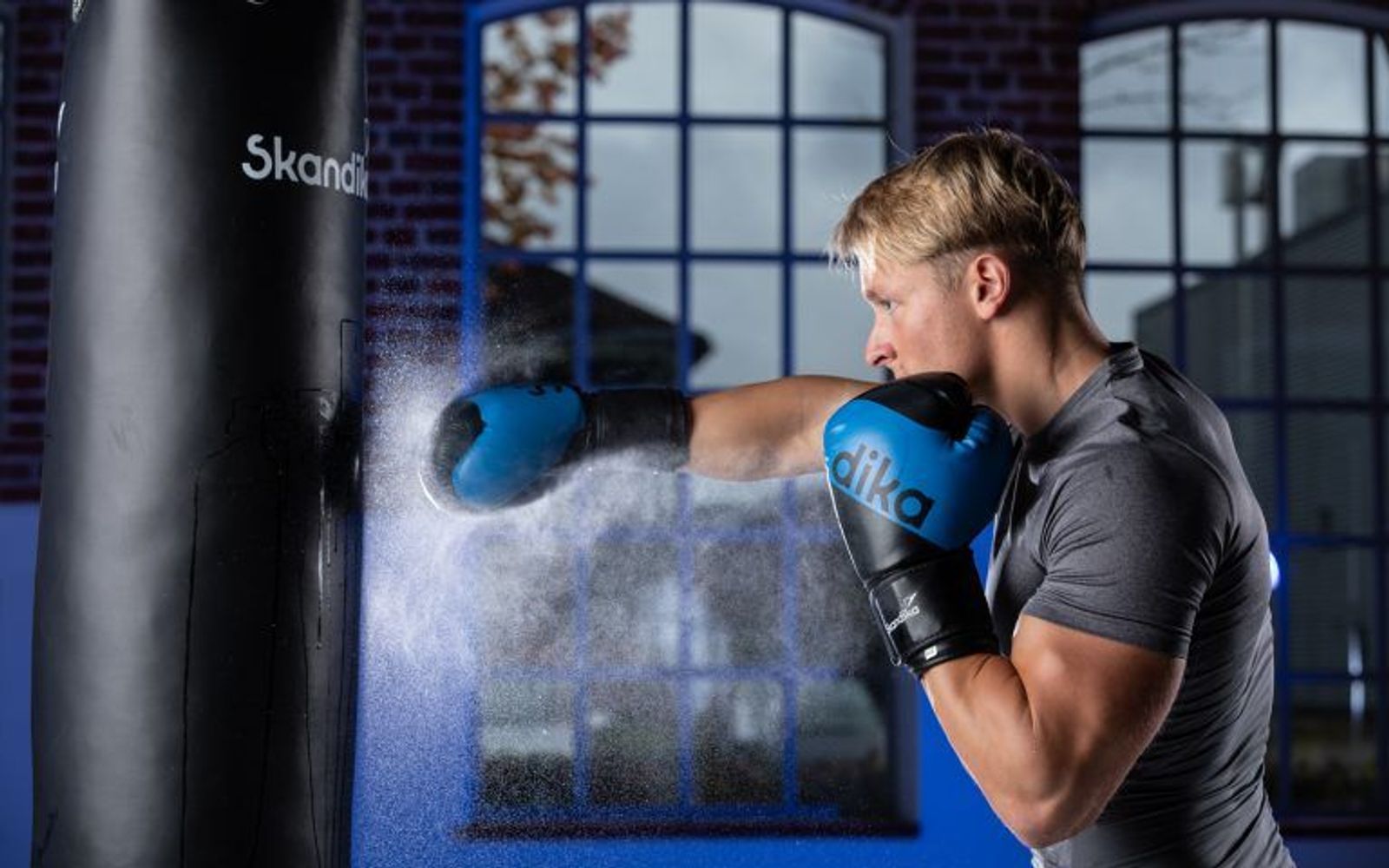 Boxer mit Boxhandschuhen beim Training am Boxsack