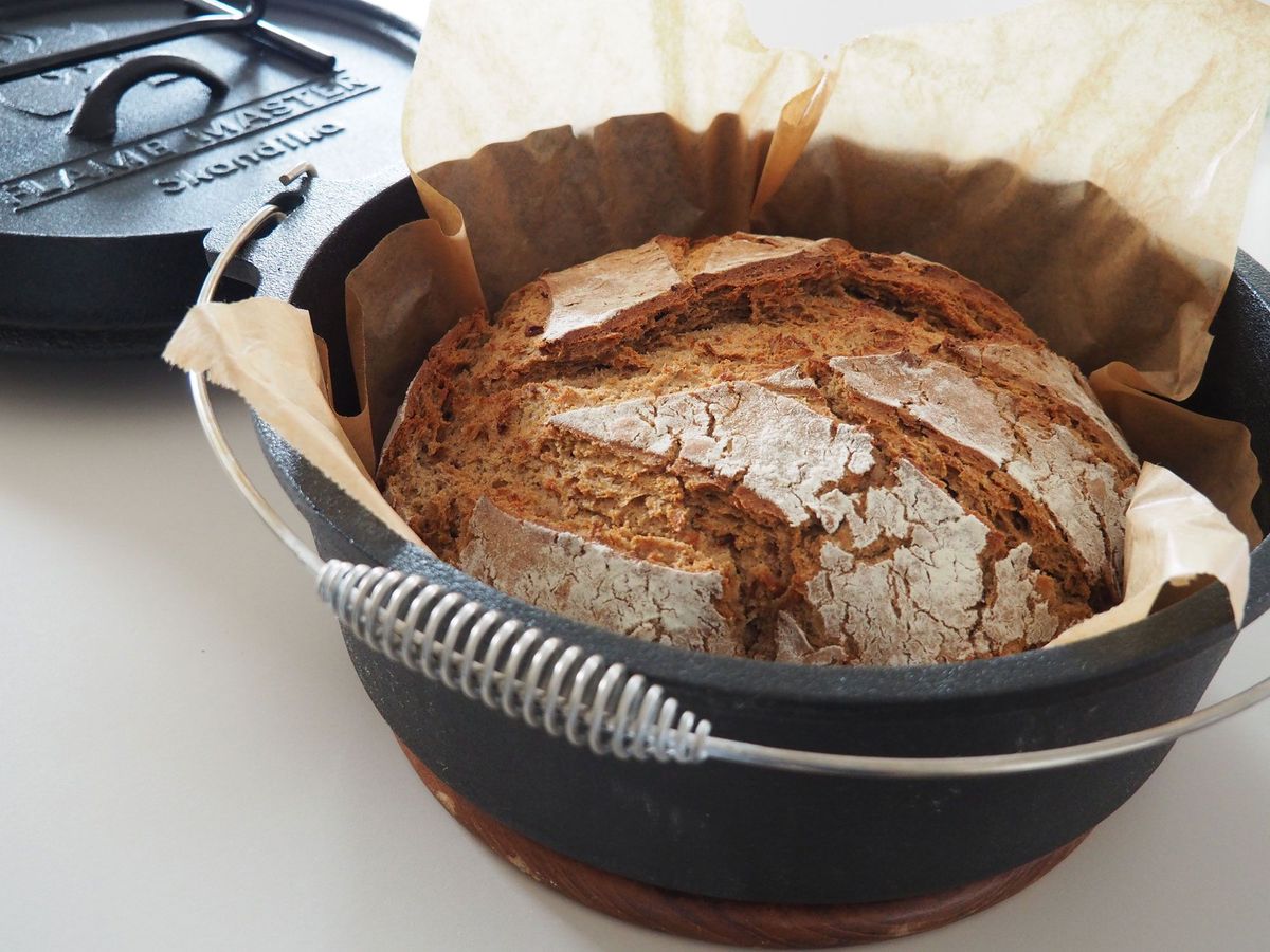 Fertig gebackenes Brot im Dutch Oven