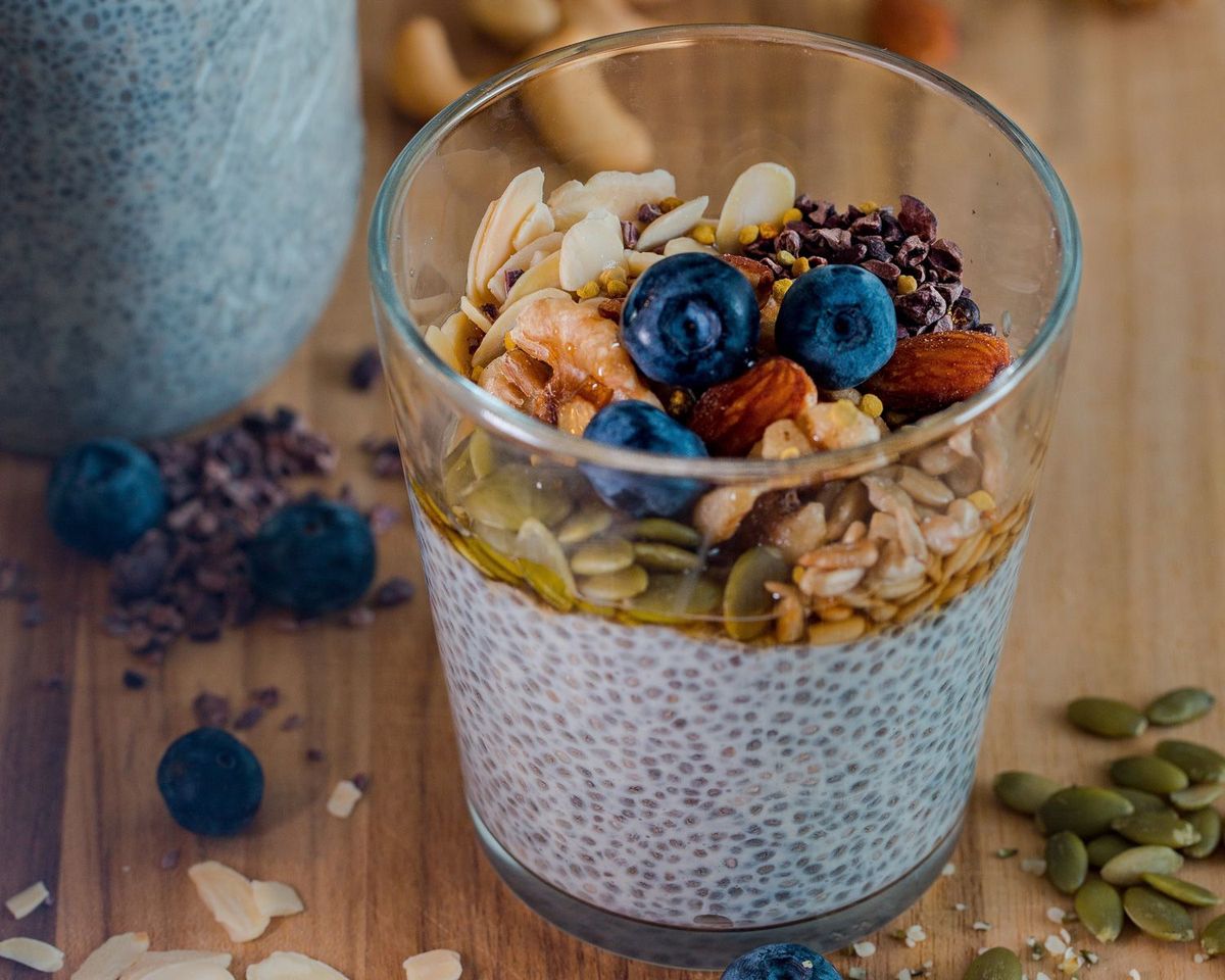 Chia-Pudding im Glas mit Kernen und Früchten