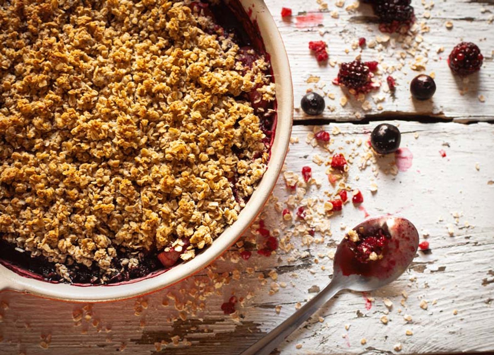 Süßer Crumble serviert in einer Schale auf Holztisch