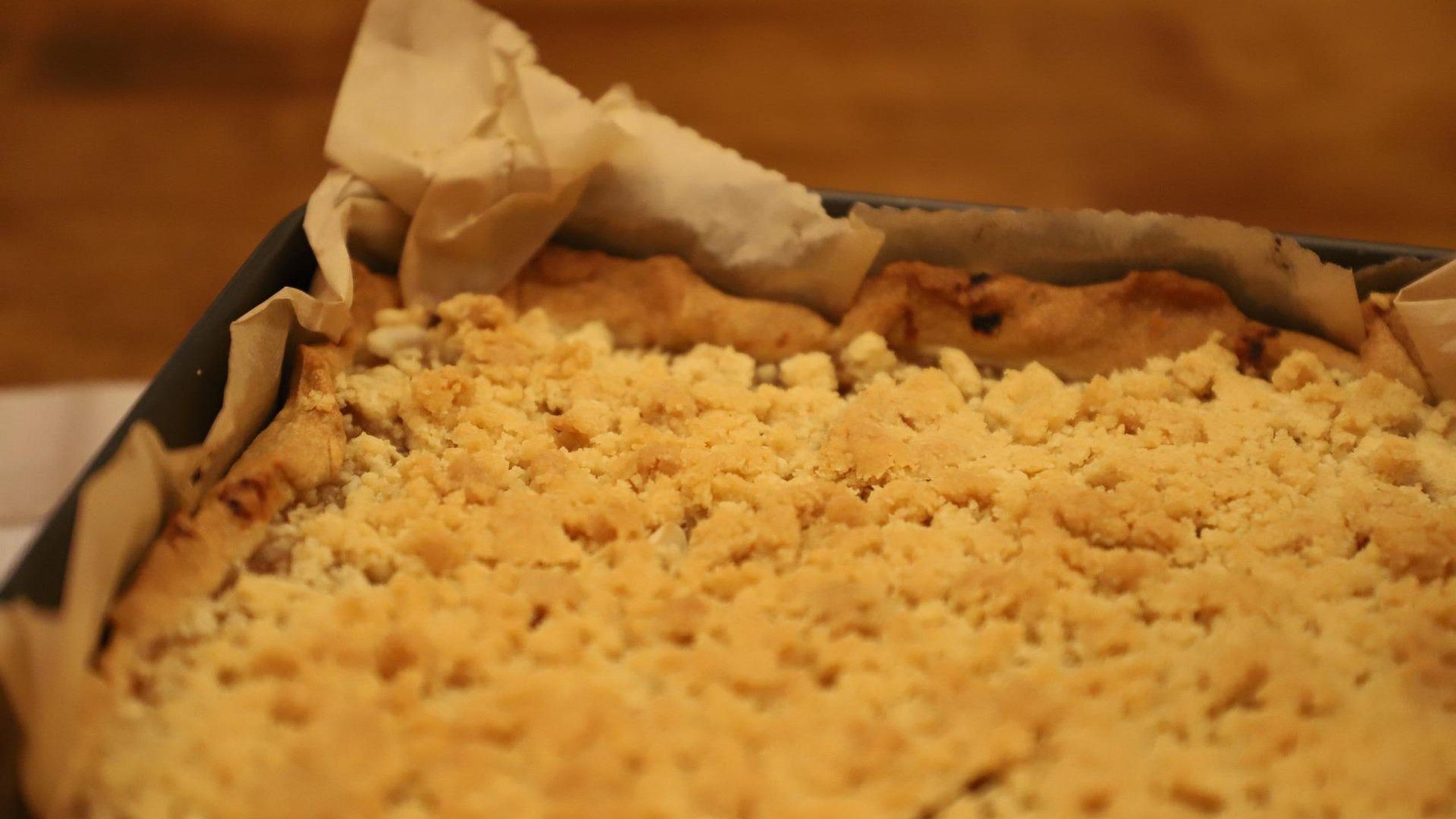 Apfelkuchen aus dem Dutch Oven mit Backpapier