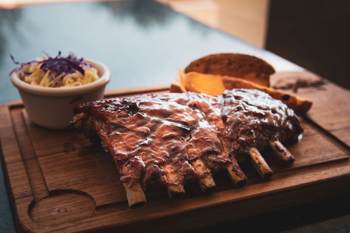 Dutch Oven Spareribs auf Holzbrett