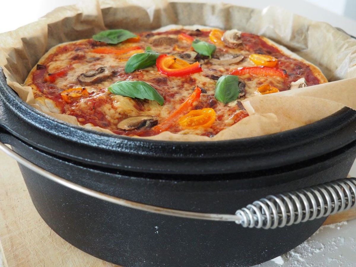 Gebackene Pizza im Dutch Oven Deckel