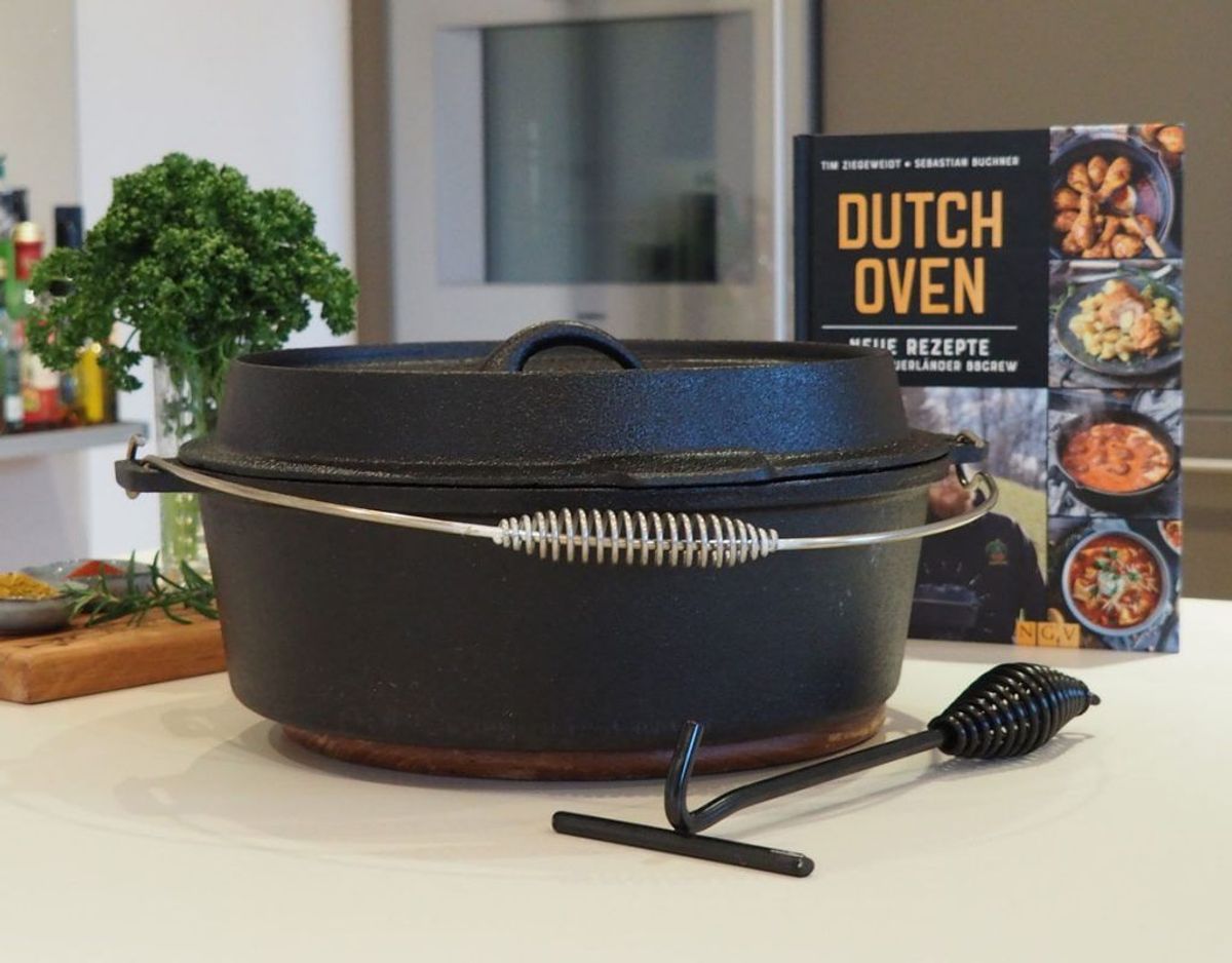 Dutch Oven auf Kücheninsel mit Deckelheber und BBCrew Kochbuch