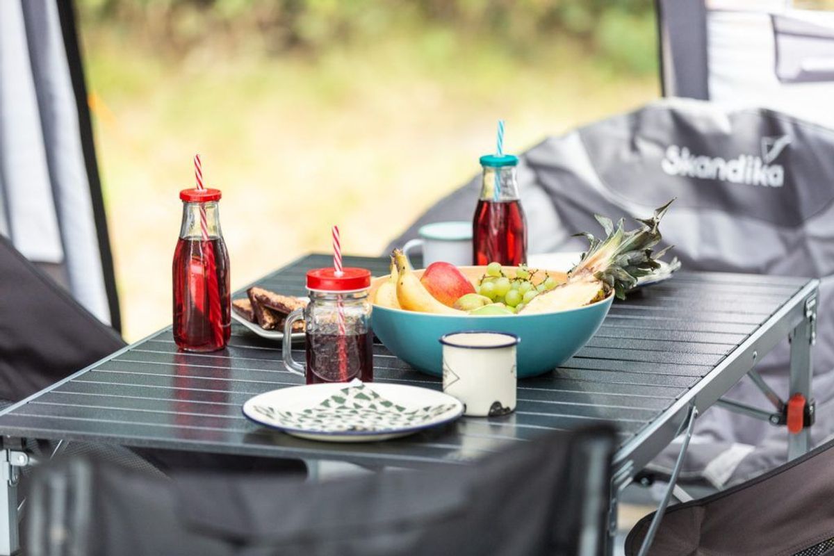 gedeckter Tisch Maikku mit Gläsern und Obstschale