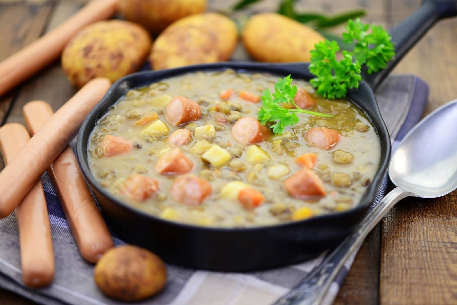 Deftige Erbsensuppe aus dem Dutch Oven mit Wursteinlage