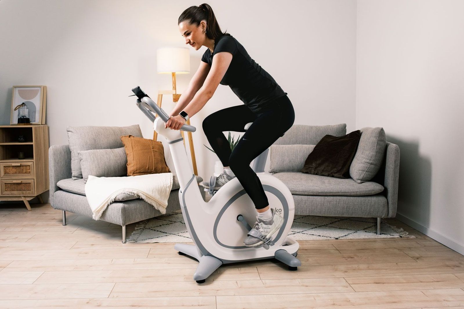 Sportlerin auf dem Abisko Heimtrainer beim Workout