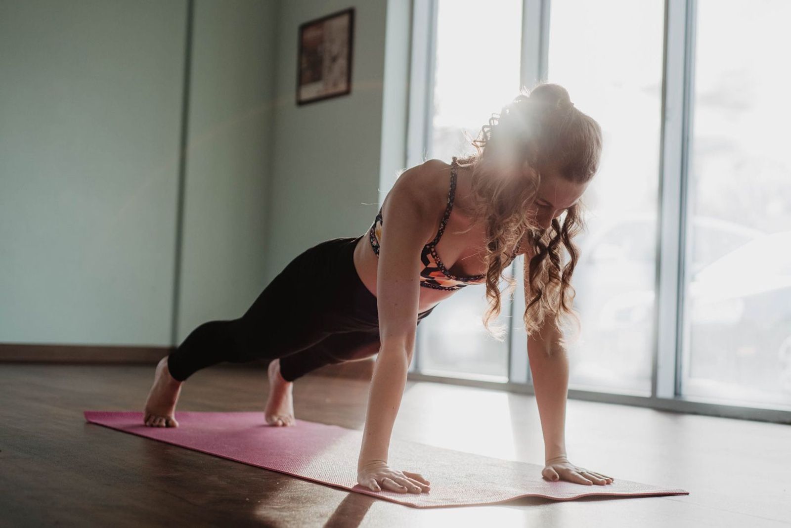 Sportlerin auf einer Fitnessmatte beim Full Plank