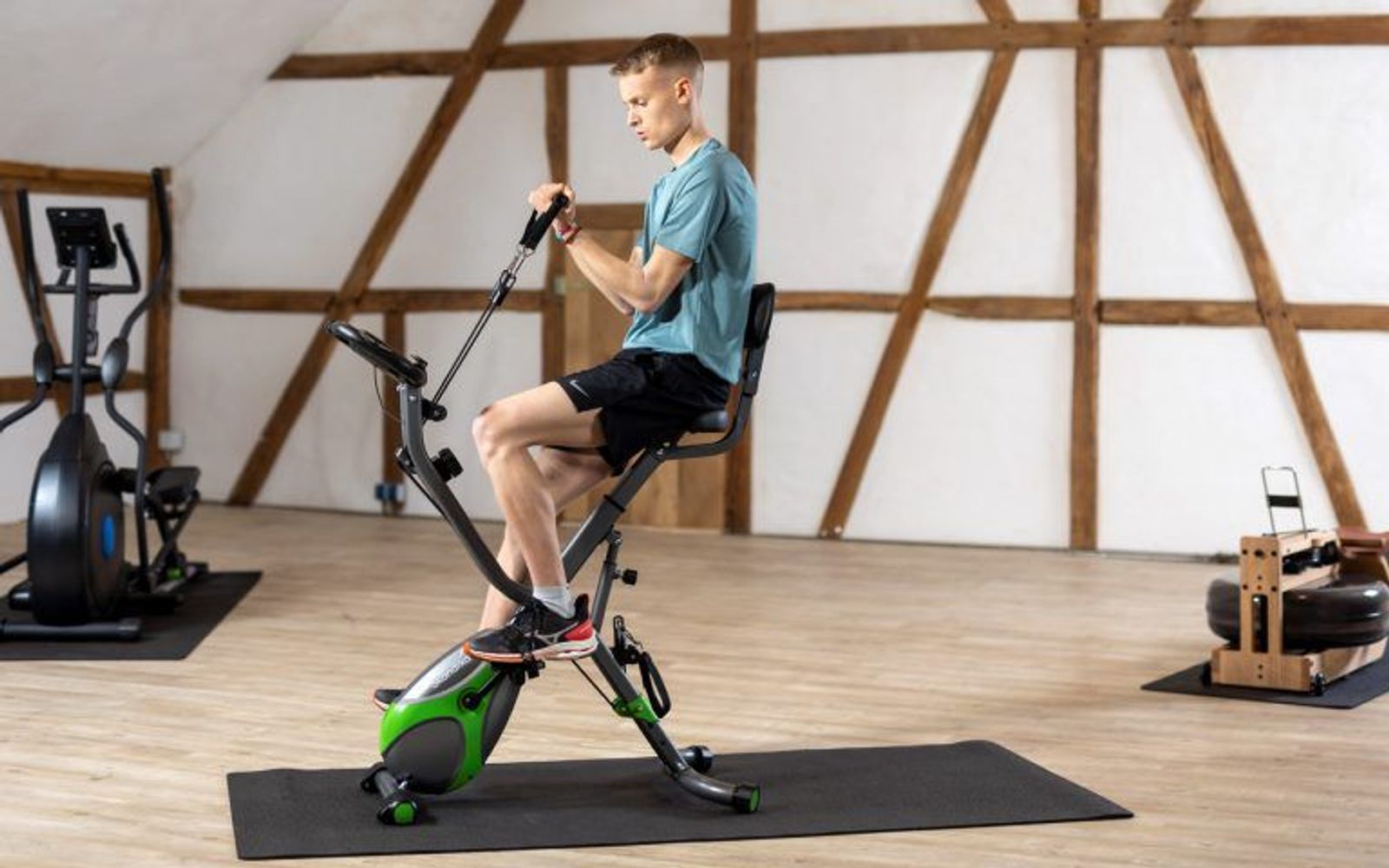 Fitnessübungen mit Luke Kelly auf dem Heimtrainer X-3000 Foldaway