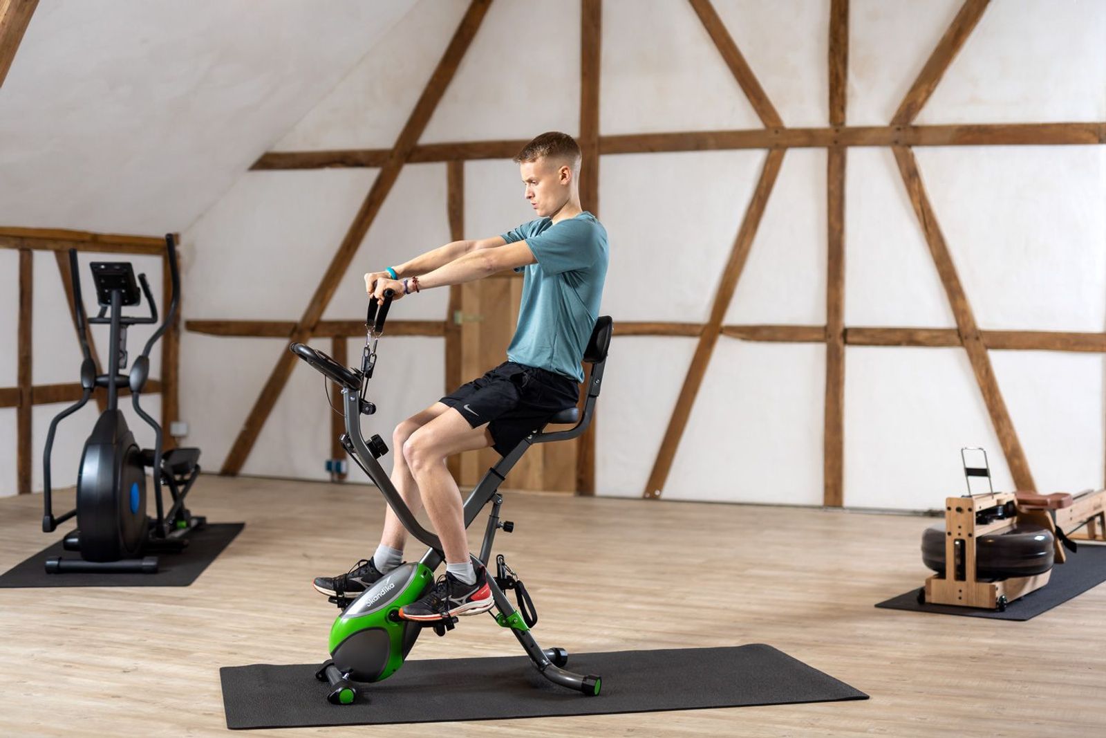 Luke Kelly bei Front Raises auf dem Heimtrainer Foldaway X-3000