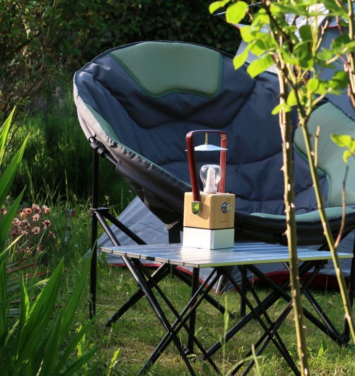 Gartenszene mit Moonchair, kleinem Alu Gartentisch Ruka und Gartenleuchte Aurora