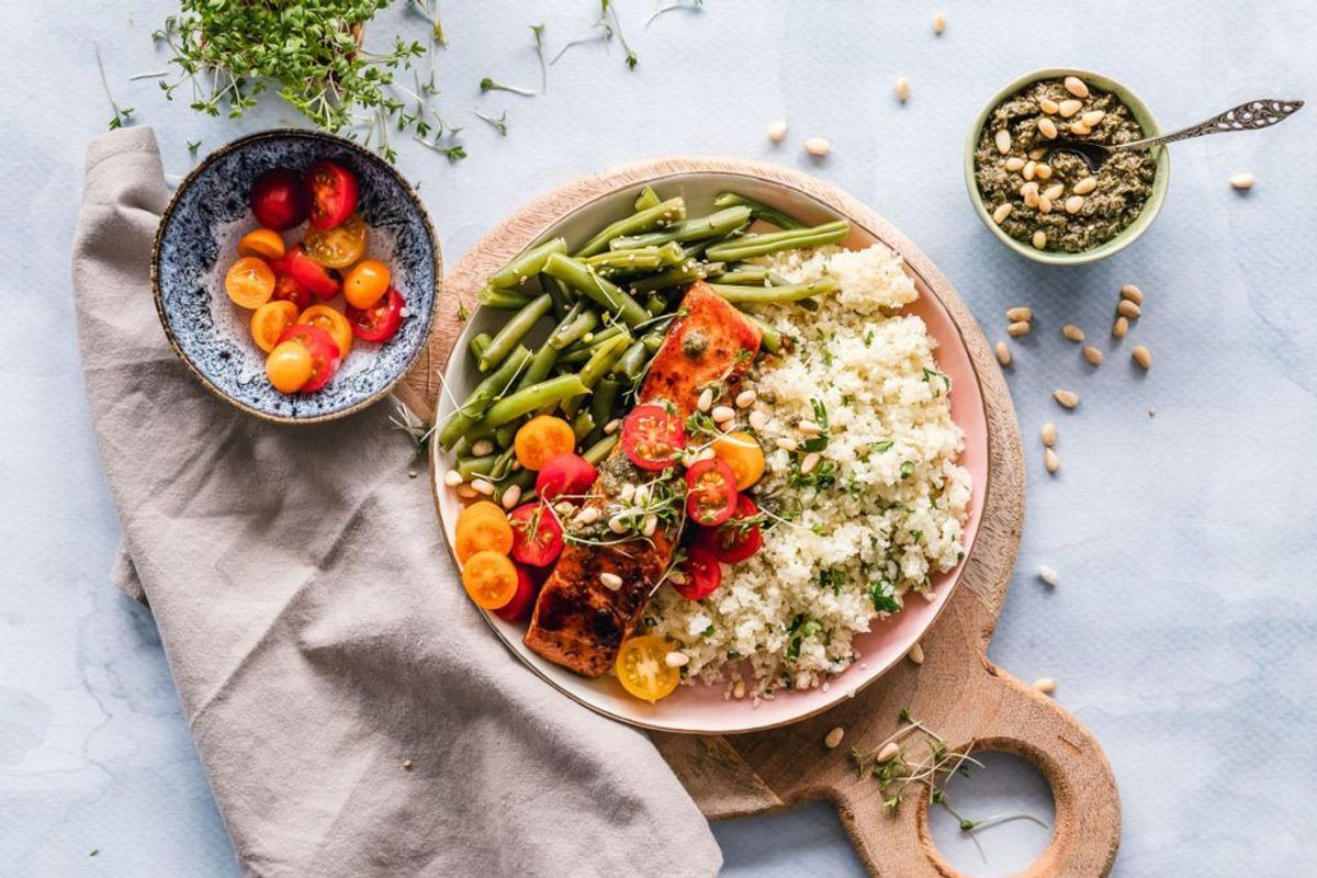 Gesundes Essen mit buntem Gemüse, gegrilltem Lachs und Quinoa