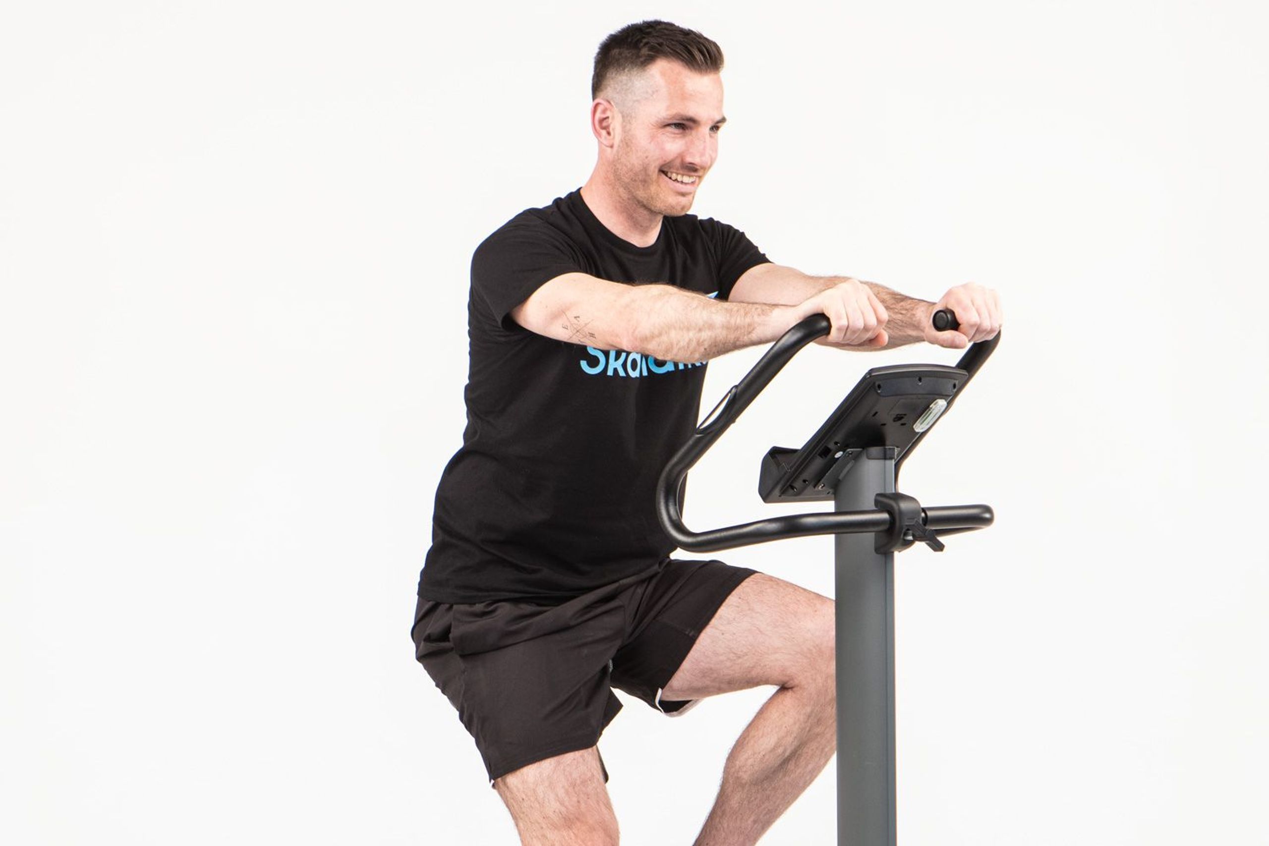 Vorderansicht von Sportler auf Ergometer