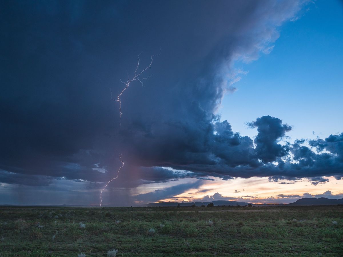 Gewitter in der Ferne auf freiem Feld