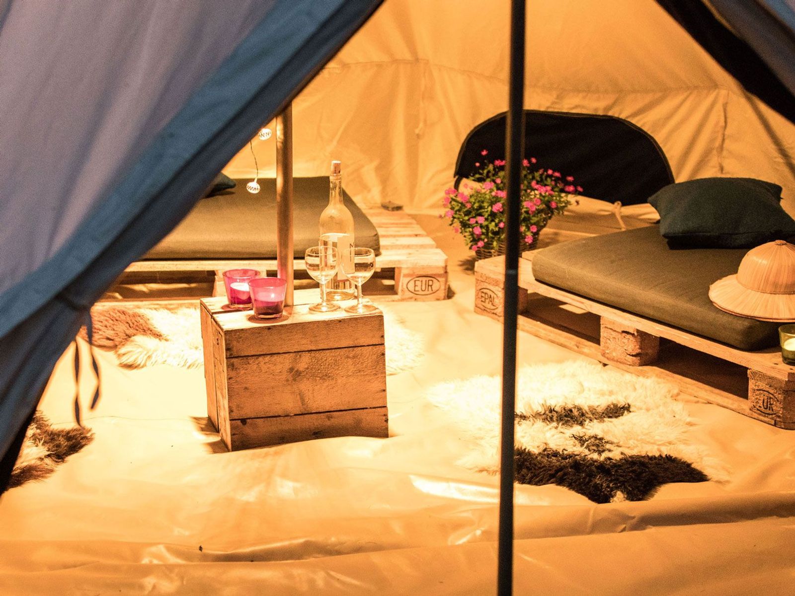 Tipi Zelt mit Beleuchtung und Sitzgelegenheiten