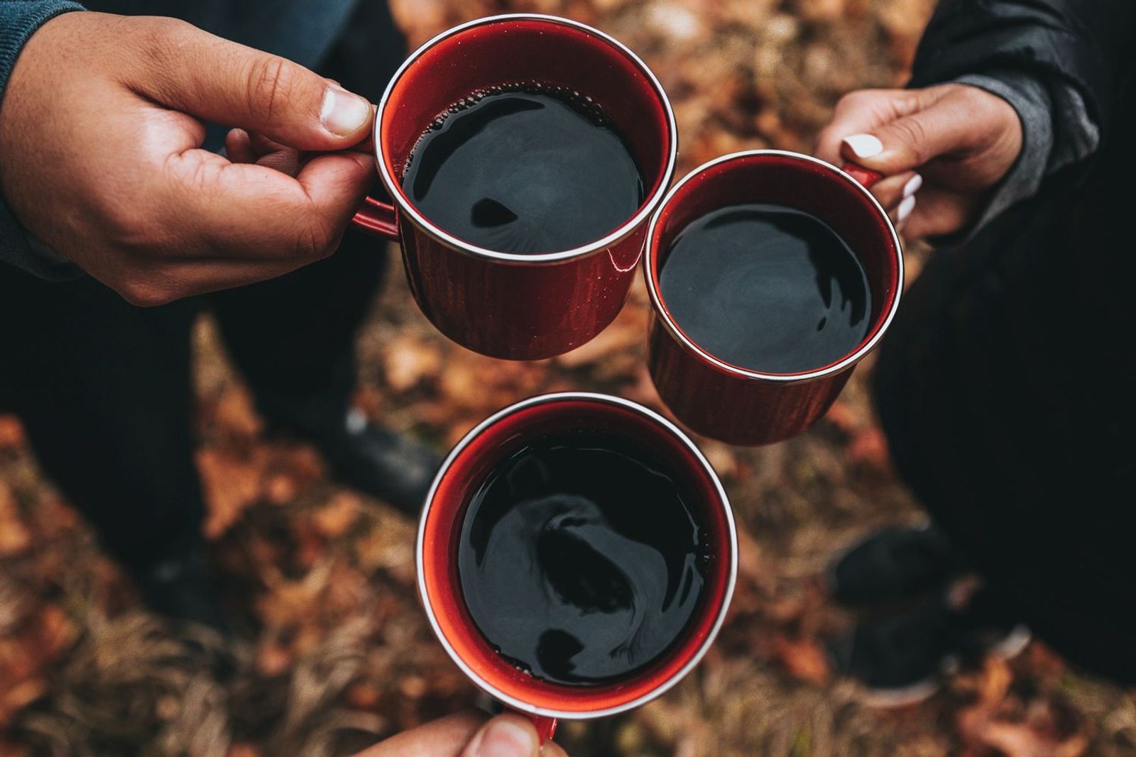 selbst zubereiteter Glühwein in Emaille Tasse