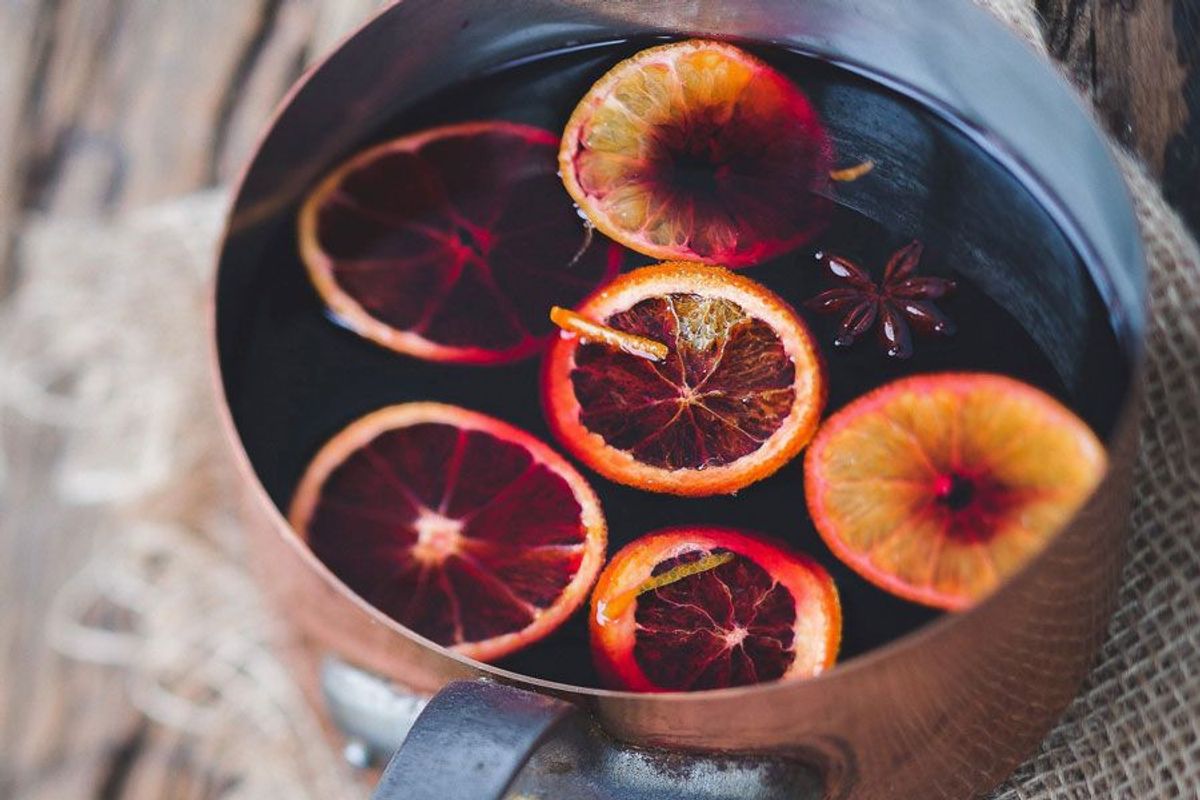 Punsch mit Orangenscheiben und Sternanis in einer Emaille-Tasse