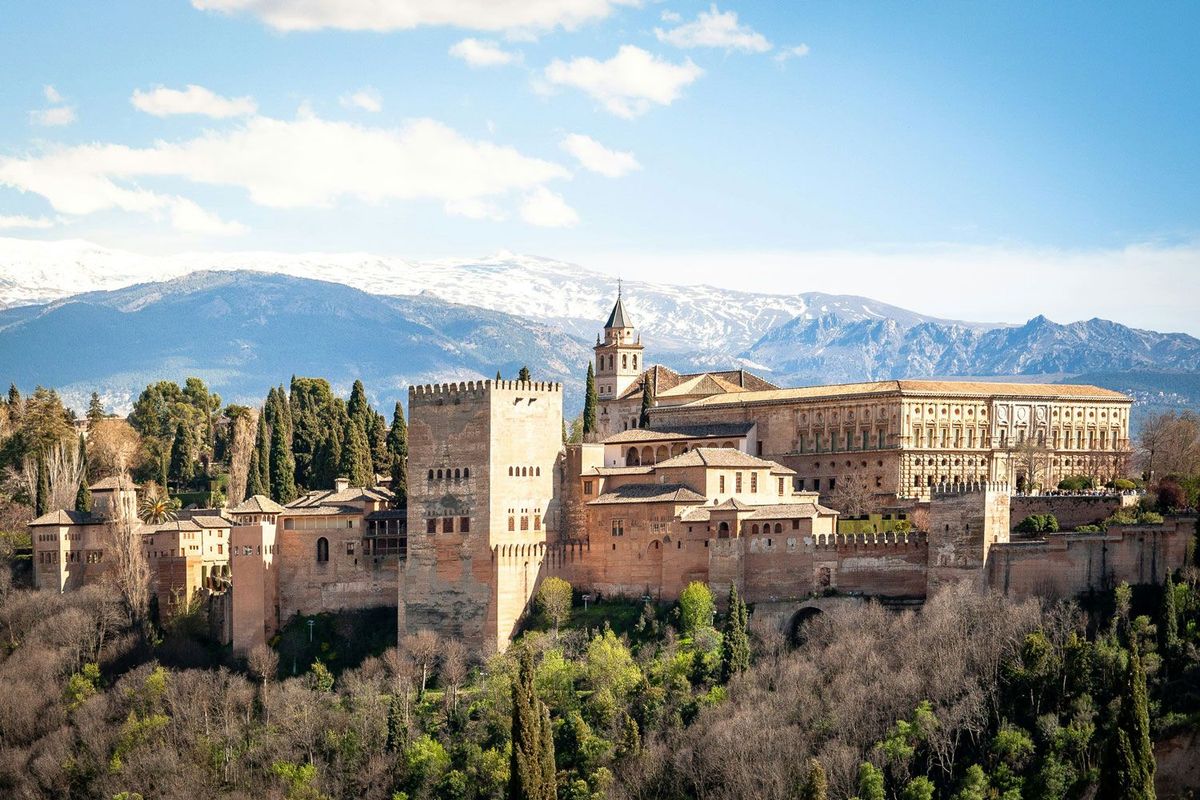 Blick auf Granada und die Sierra Nevada in Andalusien