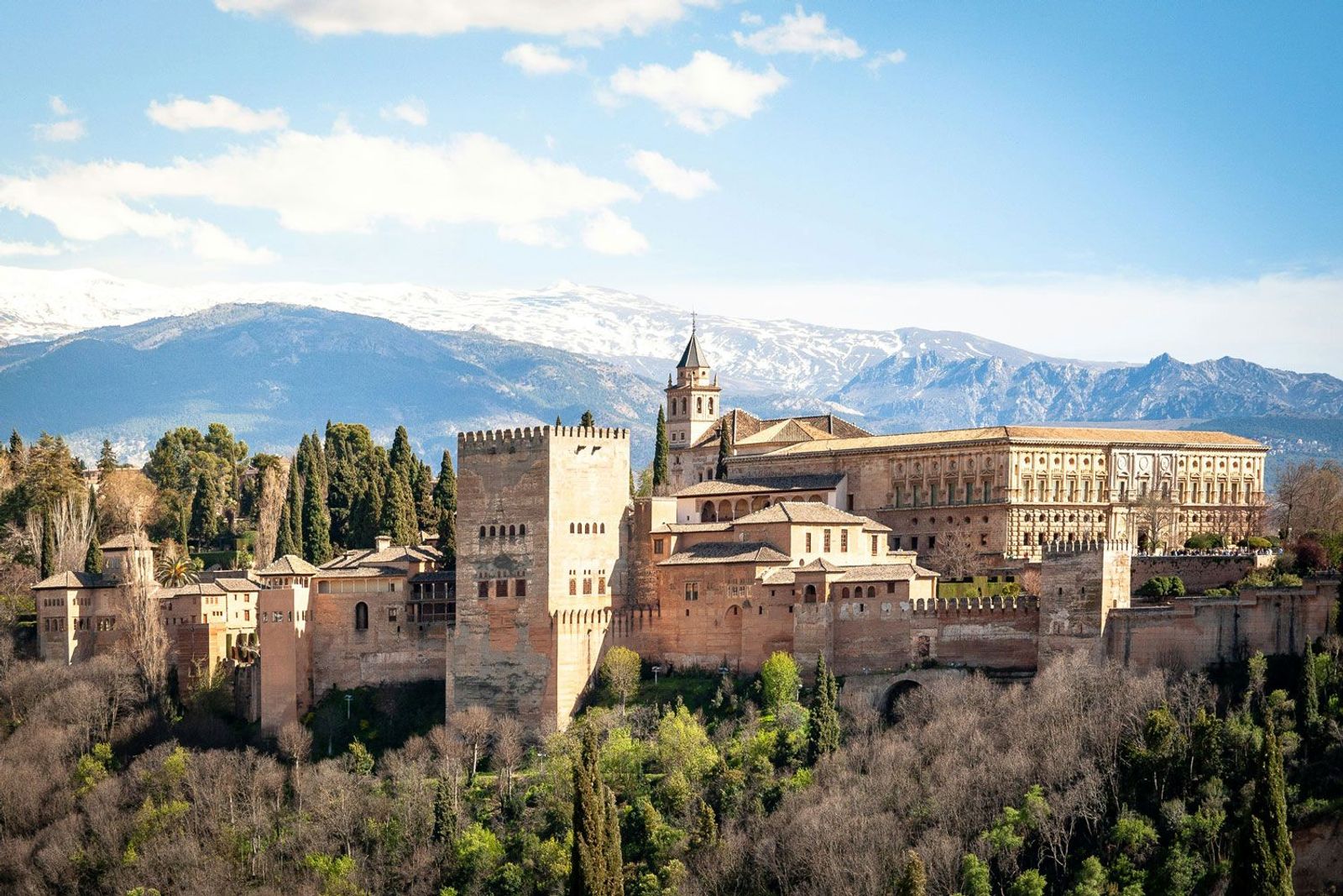 Blick auf Granada und die Sierra Nevada in Andalusien