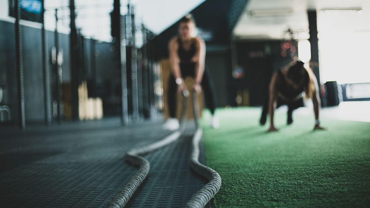 Zwei Personen im Fitnessstudio beim HIIT Workout