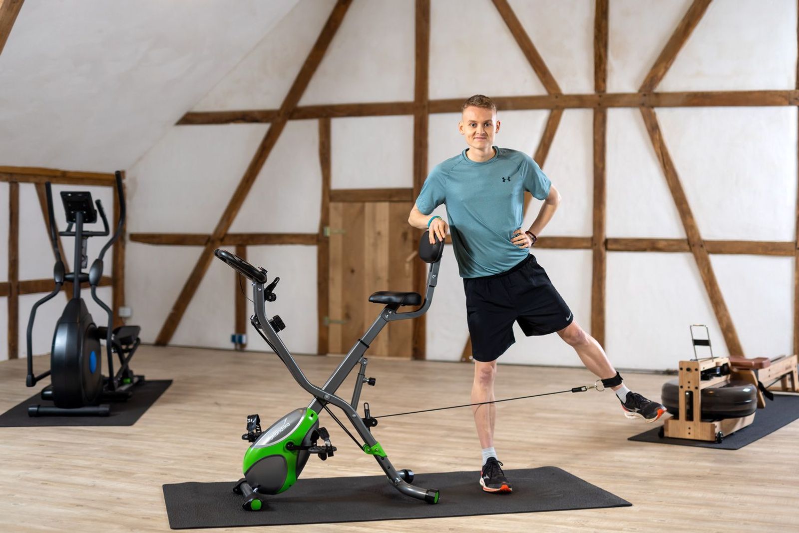 Hip Abduktion mit Luke Kelly auf dem Heimtrainer Foldaway X-3000