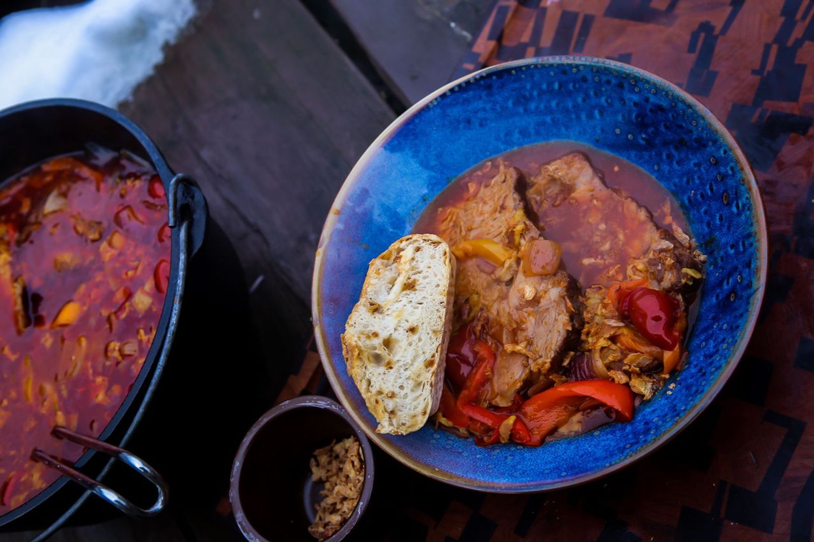 Schaschlikbraten aus dem Dutch Oven serviert mit Zwiebelbrot