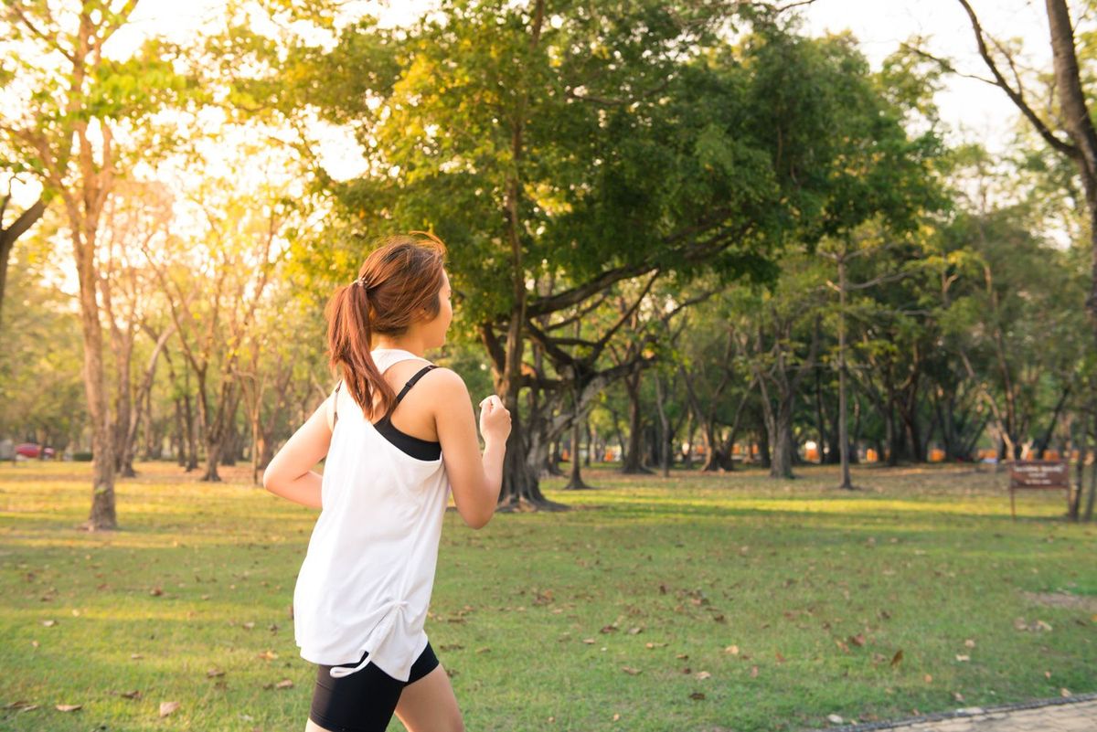 Joggen bei Sonnenuntergang im Park