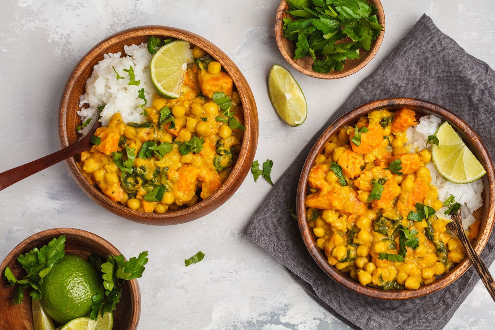 Kürbiscurry aus dem Dutch Oven serviert mit Reis