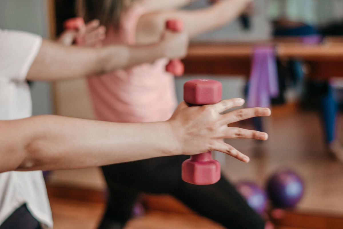 Frauen im Fitnessstudio beim Kurzhanteltraining