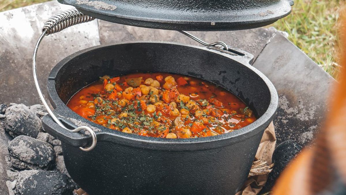 Dutch Oven mit Kicherbsen-Curry und Deckel