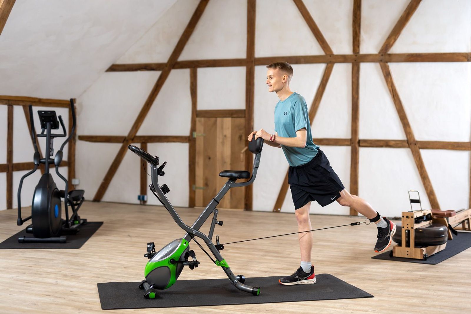 Kickbacks mit Luke Kelly auf dem Heimtrainer Foldaway X-3000