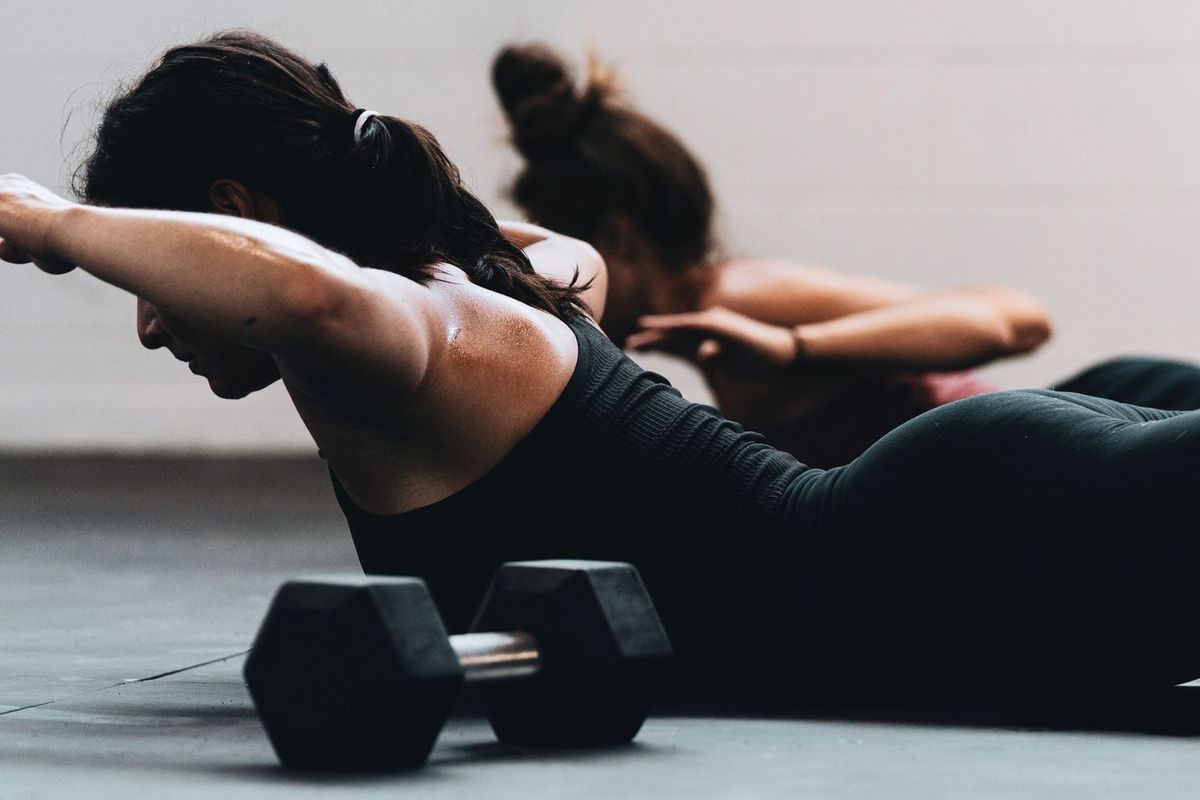 Sportlerin beim Krafttraining für den Oberkörper