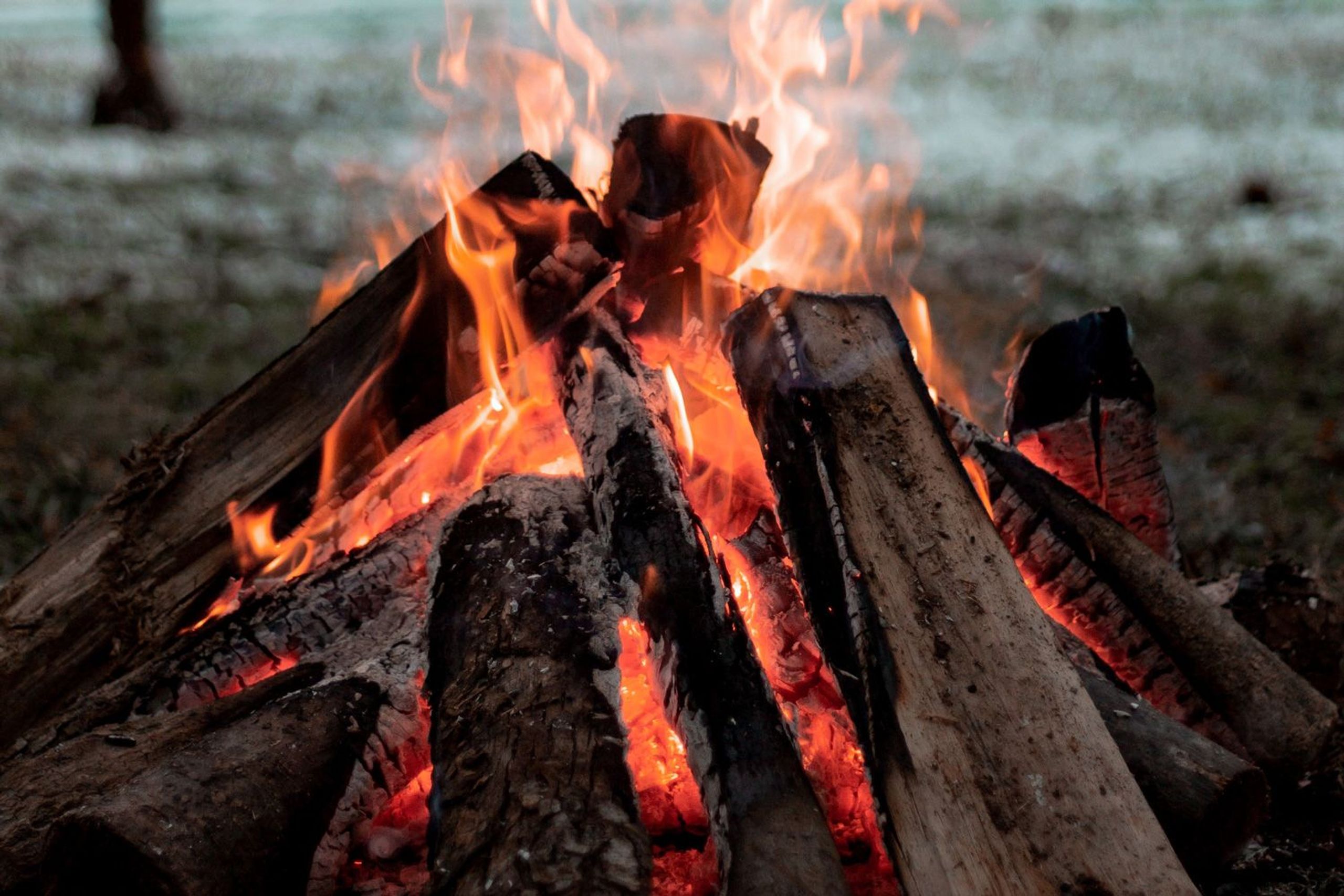 Brennendes Lagerfeuer in Form einer Pyramide