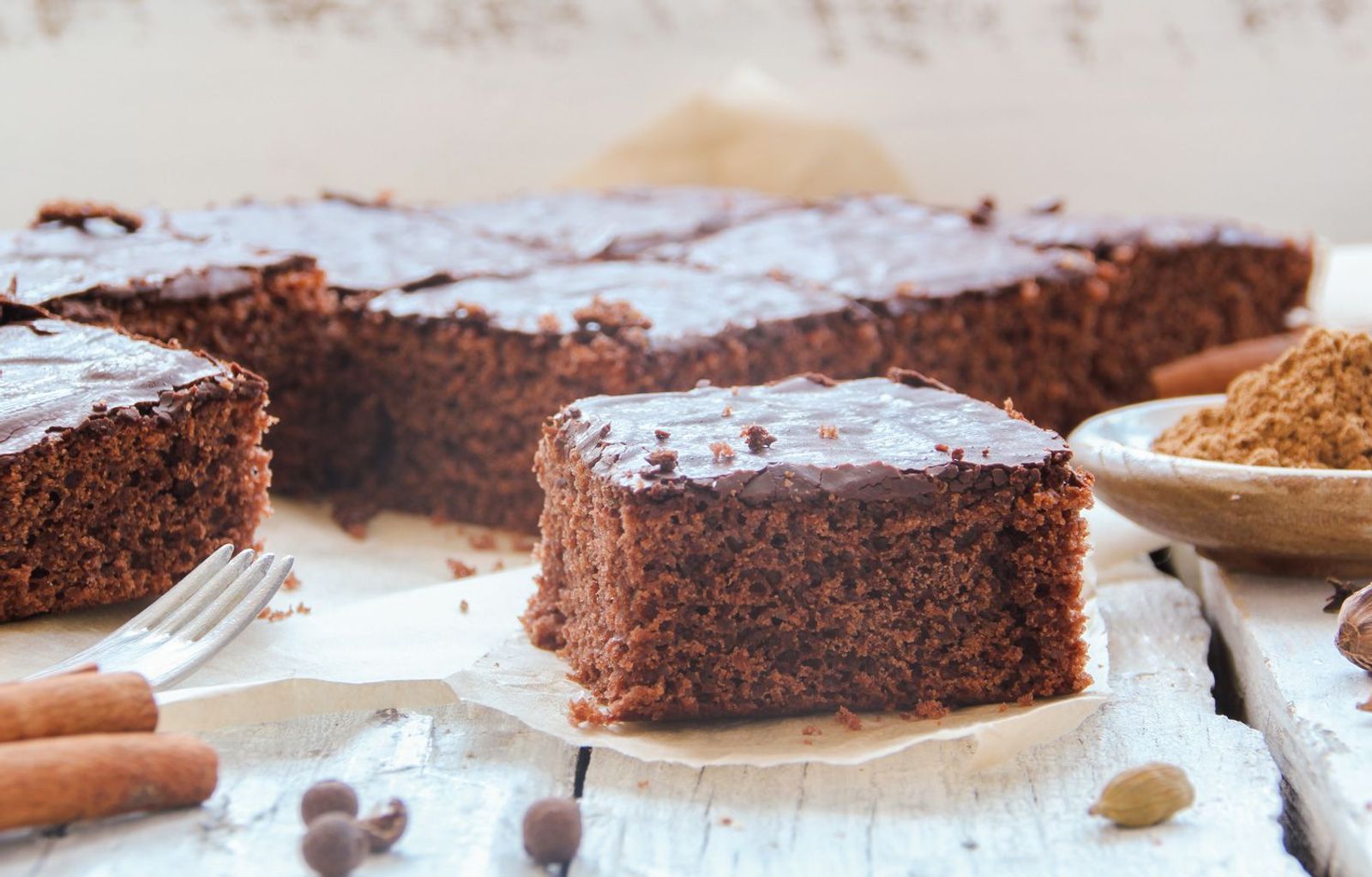 Lebkuchen in Stücke geschnitten auf einem weißen Holztisch