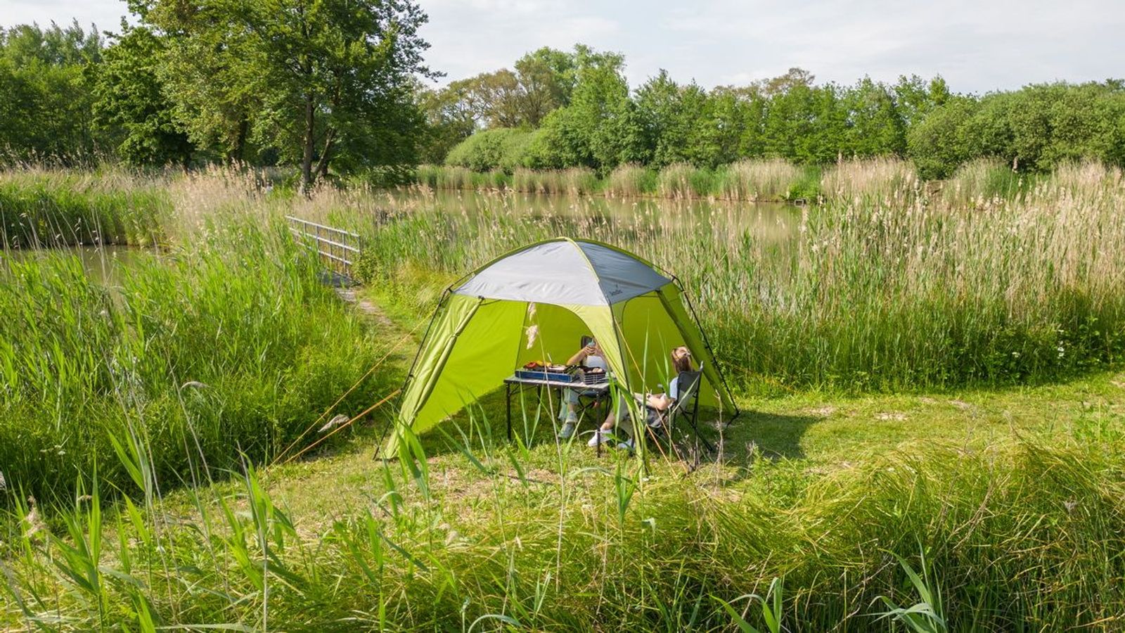 Grüner Pavillon aufgebaut in der Natur