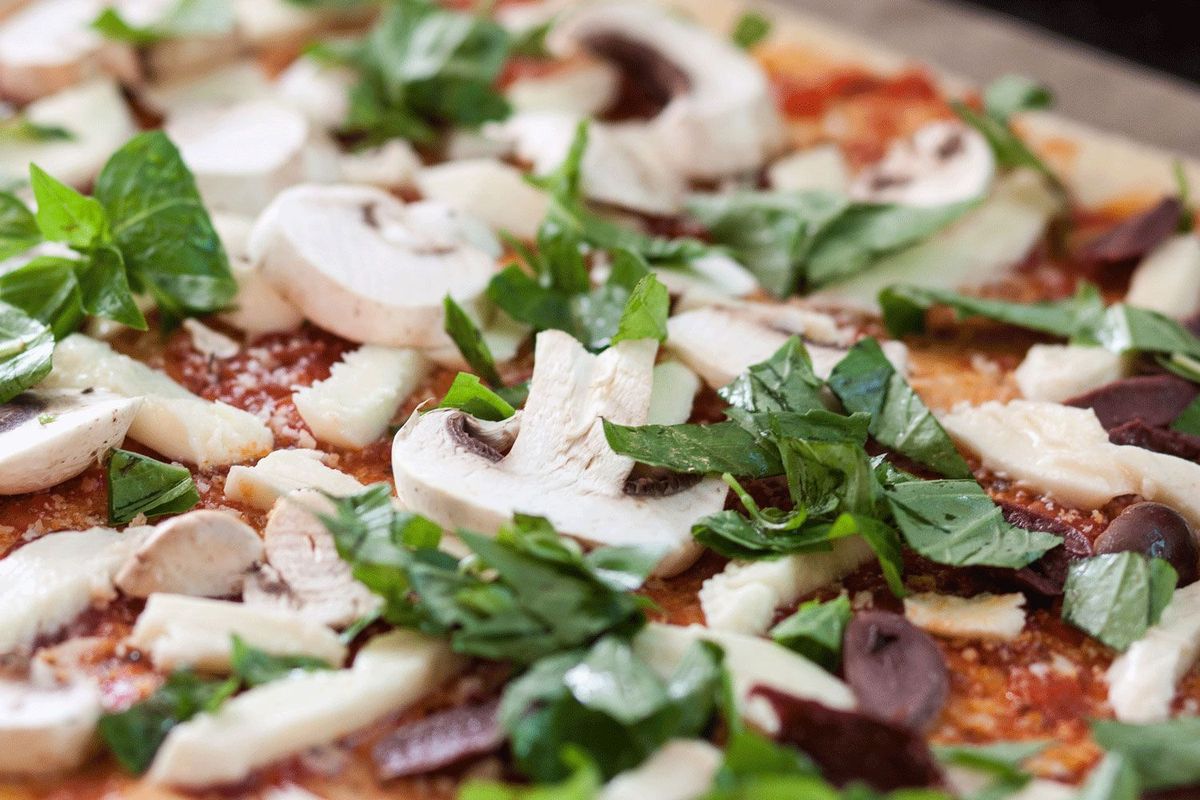 belegte Fladenbrot-Pizza mit Champignons