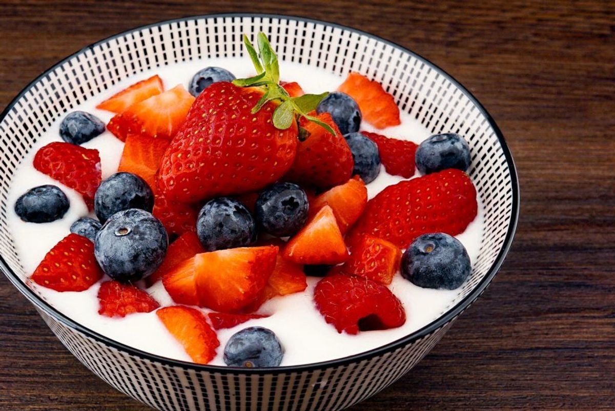 Quark mit Himbeeren, Heidelbeeren und Erdbeeren in einer Schale