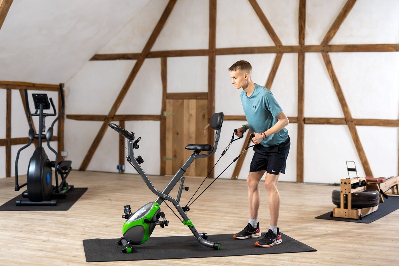 Rudern im Stand auf dem Heimtrainer Foldaway X-3000